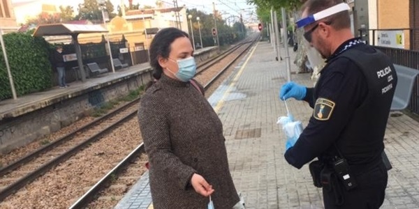 La Policia Local de Picanya repartix prop de 1.000 mascaretes a l'estació de Metro