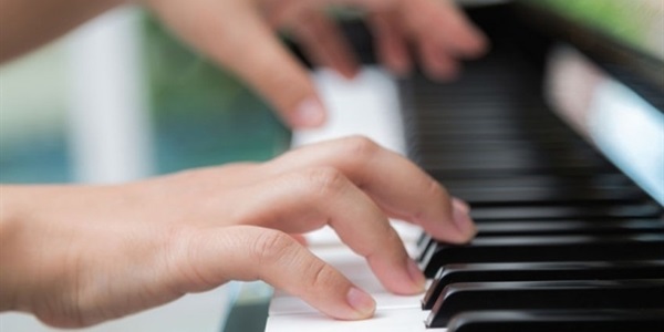 hands-playing-piano