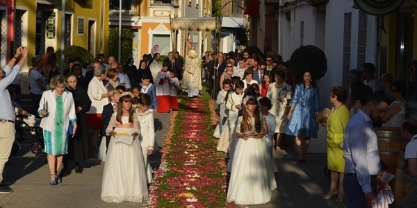 Torna la Processó del Corpus, torna l'estora, torna la tradició i la devoció a peu de carrer