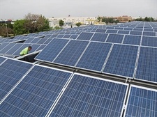 Instal·lació de plaques solars fotovoltàiques als sostres dels edificis públics