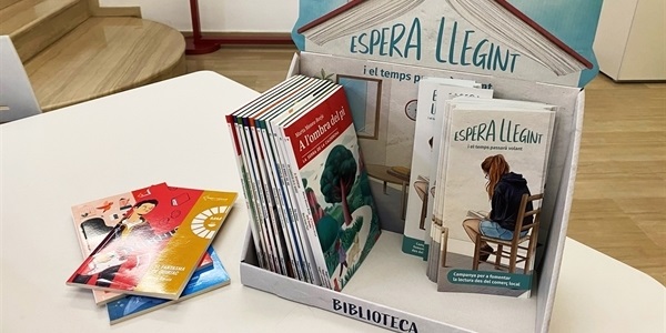 "Espera llegint" campanya de promoció de la lectura, el valencià i el xicotet comerç