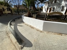 Obres de renovació del mur de la Plaça Baró de Benifaió