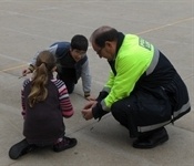 La policia local forma als escolars en l'ús responsable de pirotècnia